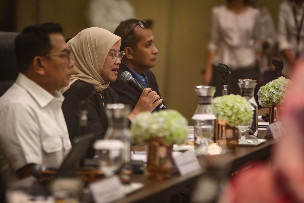 Menteri Ketenagakerjaan Ida Fauziyah (tengah) menyampaikan keterangan pers terkait Rancangan Undang-Undang Perlindungan Pekerja Rumah Tangga (RUU PPRT) didampingi Kepala Staf Kepresidenan Moeldoko (kiri) serta Wakil Menteri Hukum dan Hak Asasi Manusia Edward Omar Sharif Hiariej (kanan) di Hotel Pullman, Jakarta, Senin (15/5/2023). Pemerintah telah menyelesaikan pembahasan Daftar Inventarisasi Masalah (DIM) RUU PPRT yang akan dibahas lebih lanjut oleh Badan Legislasi DPR. Pemerintah menargetkan RUU PPRT dapat disahkan menjadi UU pada tahun ini. 
