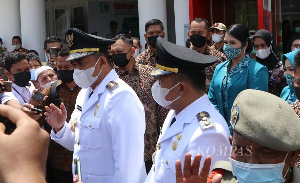 Bobby Afif Nasution dan Aulia Rachman memberikan keterangan setelah dilantik menjadi Wali Kota dan Wakil Wali Kota Medan di Rumah Dinas Gubernur Sumatera Utara, Medan, Jumat (26/2/2021).