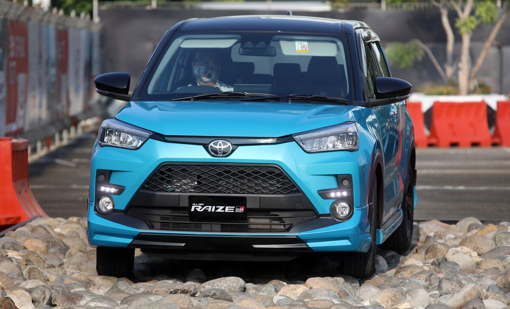 Toyota Raize saat dijajal di trek jalan berbatu di Toyota Driving Experience, Sunter, Jakarta, Selasa (27/4/2021). Toyota me-<i>recall</i> 14.777 unit Toyota Raize yang diproduksi dalam kurun waktu November 2020-Oktober 2021 karena masalah di struktur <i>fender apron</i>. 