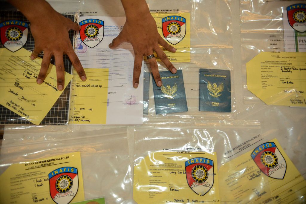 Petugas merapikan barang bukti tindak pidana perdagangan orang yang diperlihatkan di gedung Ditreskrimum Polda Metro Jaya, Jakarta, Jumat (9/6/2023). 