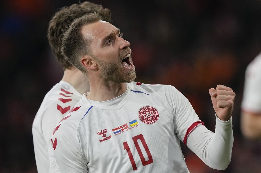 Pemain timnas Denmark Christian Eriksen merayakan golnya ke gawang Belanda pada laga persahabatan di Stadion Johan-Cruijff ArenA, Minggu (27/3/2022) dini hari WIB.