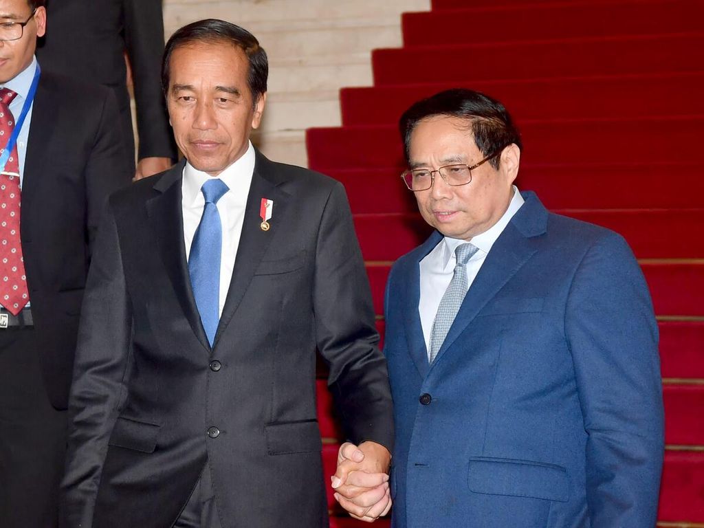 Presiden Joko Widodo bergandengan dengan PM Vietnam Pham Minh Chinh setelah PM Chinh menyambut Presiden Jokowi di Government Office, Hanoi, Vietnam, Jumat (12/1/2024). 