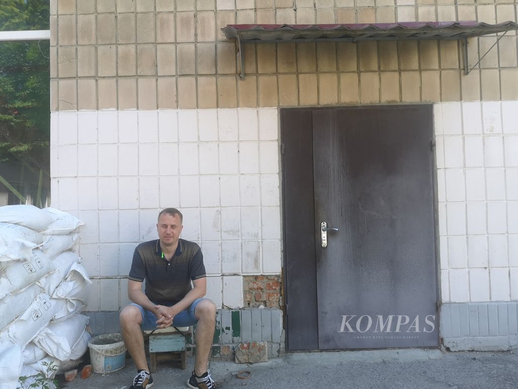 Vitaliy Lavrenko (36), di depan sebuah hunian apartemen di Sumy, Ukraina, Senin (27/6/2022). Sebelum perang, Lavrenko merupakan pegawai perusahaan perlengkapan bioskop. Saat perang, dia tidak lagi punya penghasilan karena perusahaannya berhenti beroperasi akibat perang. 