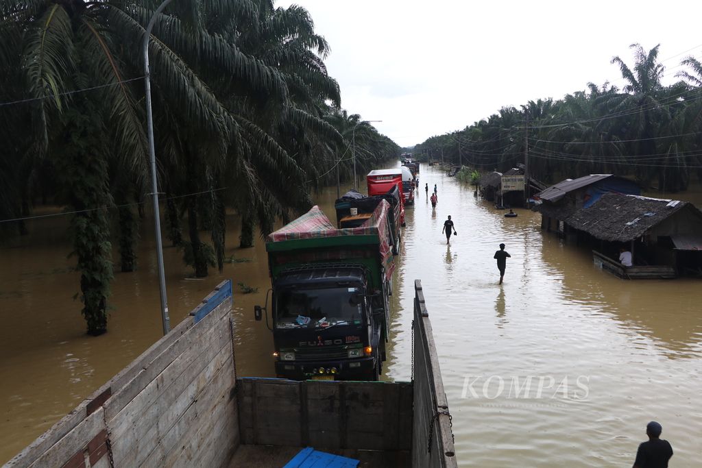 Jalan Medan-Banda Aceh sudah empat hari lumpuh karena banjir yang merendam sejumlah ruas jalan di Kabupaten Aceh Tamiang, Aceh, hingga Sabtu (5/11/2022).  