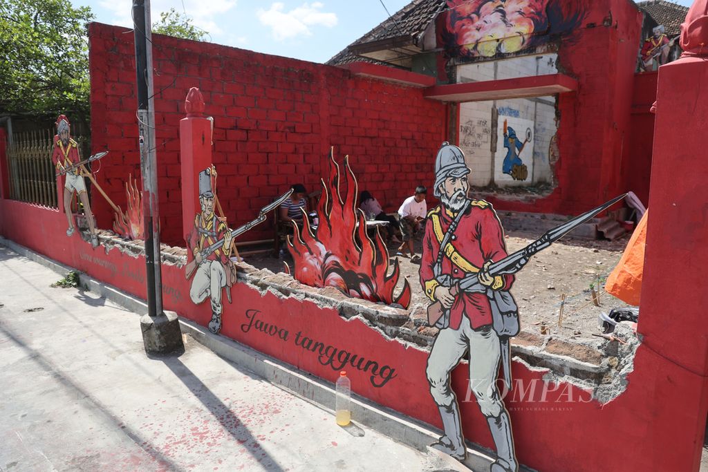 Instalasi seni yang bercerita tentang peristiwa Geger Sepehi atau Geger Sepoy 1812 di Kampung Ngadinegaran, Mantrijeron, Yogyakarta, dalam kegiatan festival budaya Amanat Mulia Usaha Kampung (AMUK) 1812, Jumat (28/7/2023).