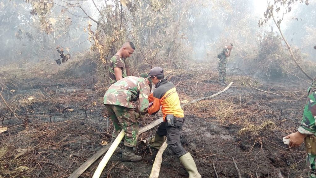 Manggala Agni bersama TNI bergotong royong memadamkan api di Kalimantan Barat.