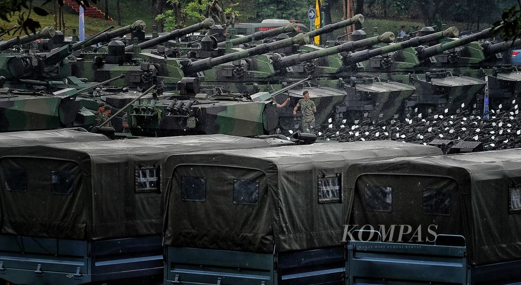 Sejumlah kendaraan tempur dan kendaraan lapangan yang menjadi bagian alat utama sistem persenjatan (alutsista) TNI buatan dalam negeri dipamerkan di luar Aula Ahmad Yani Mabes TNI, Cilangkap, Jakarta, Rabu (28/2/2024).