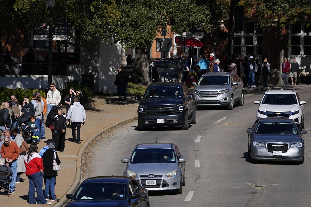 Kendaraan melaju di sepanjang Elm Street di Dallas, dengan dua tanda X yang menandai titik di jalan tempat presiden John F Kennedy ditembak terlihat pada peringatan 60 tahun pembunuhannya, 22 November 2023. 