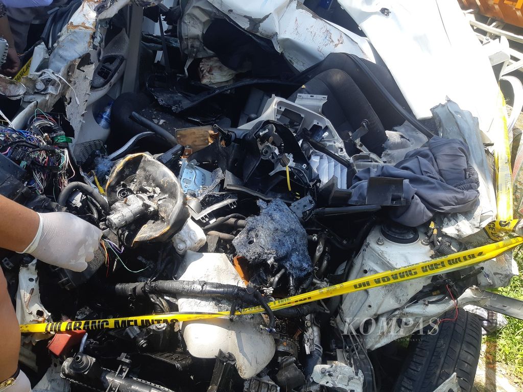 Potret bagian depan mobil Toyota Avanza bernomor polisi G 1031 CC hancur saat olah tempat kejadian perkara kecelakaan maut di jalur pantai utara Gebang, Kabupaten Cirebon, Jawa Barat, Senin (4/4/2022). 