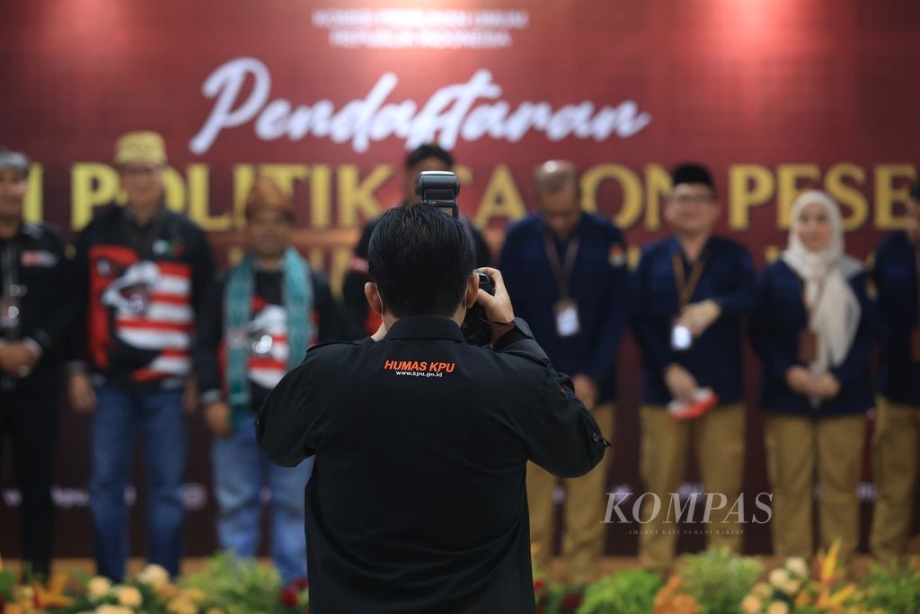 Fotografer Komisi Pemilihan Umum (KPU) mengabadikan foto bersama komisioner KPU bersama Partai Kebangkitan Nusantara (PKN) saat pendaftaran partai politik calon peserta pemilu 2024 di Gedung KPU, Jakarta, Selasa (2/8/2022). 