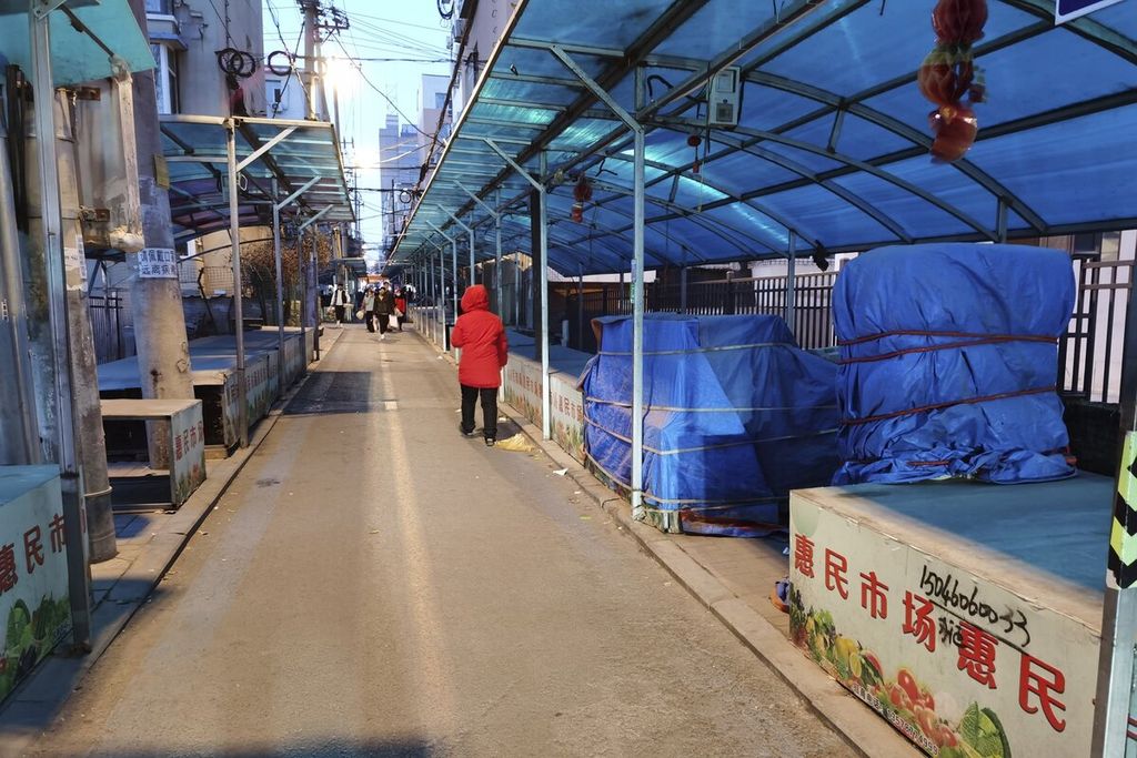Salah satu pasar yang ditutup sementara di kota Changchun, Provinsi Jilin, China, 11 Maret 2022. China memerintahkan penguncian wilayah di kota Changcun yang berpenduduk 9 juta jiwa karena lonjakan kasus Covid-19. 