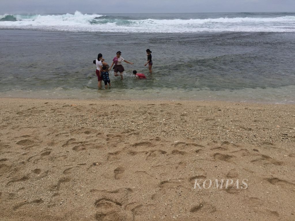 Berwisata ke Pantai Nguyahan, Gunung Kidul, DI Yogyakarta, 18 Desember 2021. 