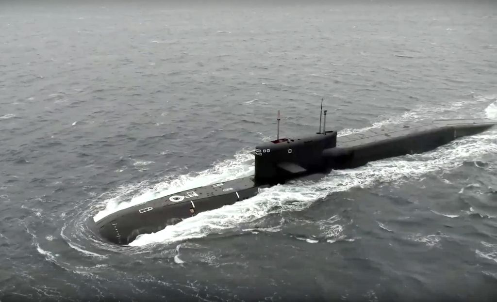 Dalam foto yang diambil dari video yang dirilis Layanan Pers Kementerian Pertahanan Rusia, Rabu (26/10/2022), ini, kapal selam nuklir Rusia, Tula, sedang dalam misi uji coba meluncurkan rudal antarbenua sebagai bagian dari latihan militer negara itu. 