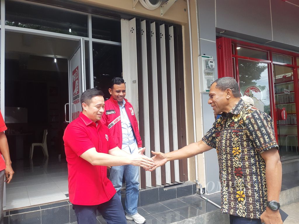 Johni Asadoma datang ke kantor DPW Partai Solidaritas Indonesia NTT pada Jumat (19/4/2024).