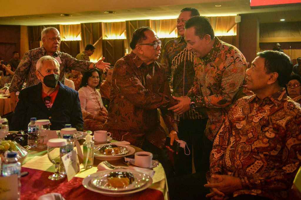 Anggota Dewan Pertimbangan Presiden, Sidarto Danusubroto (kedua dari kiri), bersalaman dengan Kapolri Jenderal (Pol) Listyo Sigit saat menghadir acara ulang tahun Sidarto yang ke-87 tahun saat dirayakan di Gedung Auditorium Kementerian PUPR, Jakarta Selatan, Minggu (11/6/2023). 