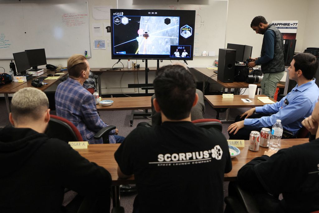 Foto tim Scorpius-Intuitive Machines tengah mengamati proses pendaratan misi ruang angkasa mereka, Odysseus atau IM-1, di Torrance, California, Kamis (22/2/2024)  