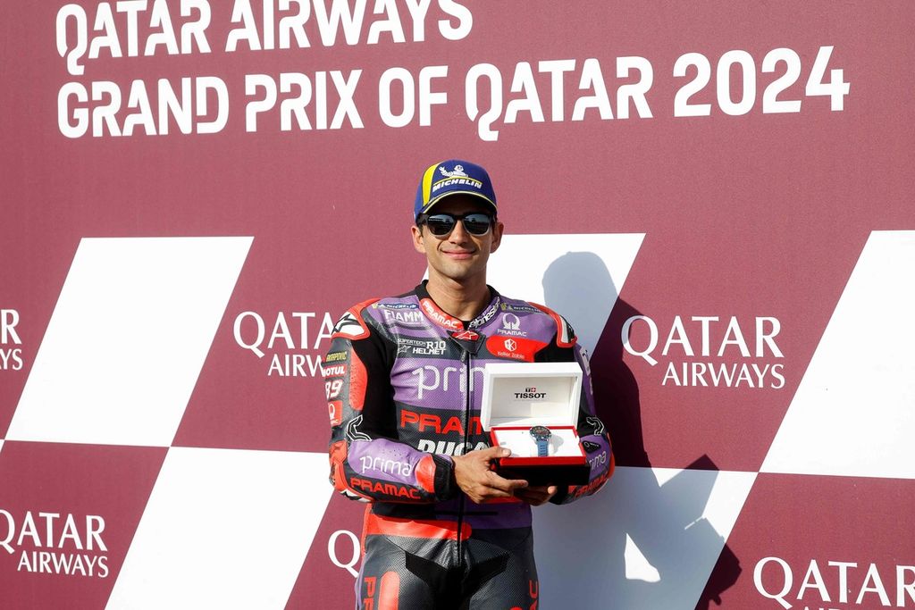 Pebalap Pramac Racing Jorge Martin berpose sebagai peraih "pole position" seusai babak kualifikasi Grand Prix MotoGP seri Qatar di Sirkuit Internasional Lusail, Doha, Sabtu (9/3/2024). 