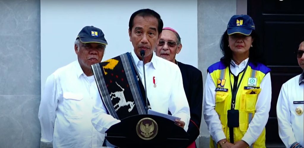 Presiden Joko Widodo meresmikan rehabilitasi bangunan Katedral Keuskupan Agung Kupang di Nusa Tenggara Timur yang sebelumnya rusak akibat terjangan badai Seroja di Kupang, NTT, Rabu (6/12/2023).