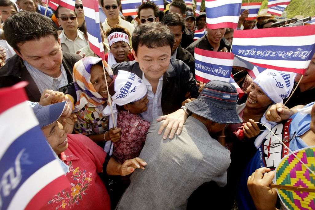 Pendukung memeluk Perdana Menteri Thaksin Shinawatra pada masa kampanye di Provinsi Ayuthaya, utara Bangkok, Thailand, Kamis (16/3/2006). 