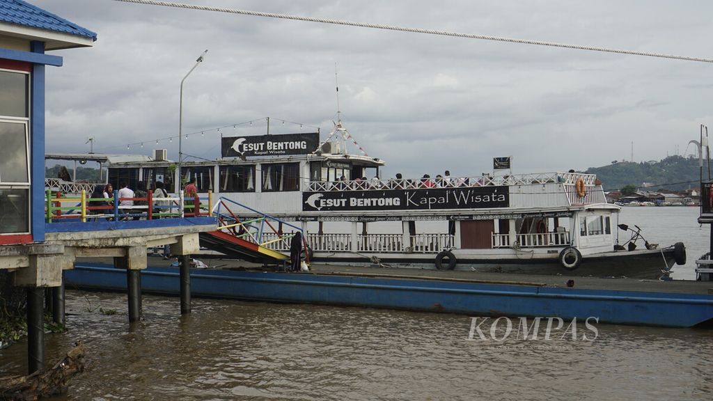 Sebuah perahu wisata bersandar di sebuah pelabuhan di Kota Samarinda, Kalimantan Timur, Senin (13/3/2023).