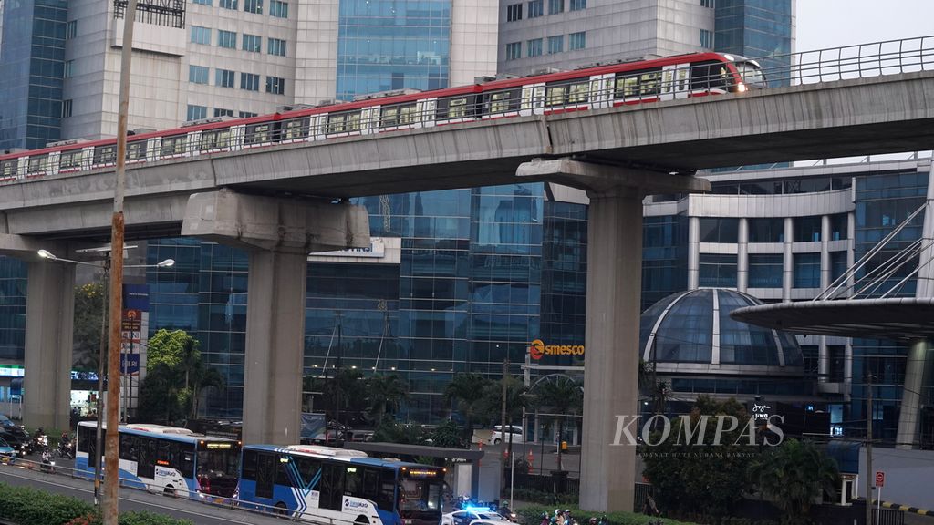 Kereta LRT Jabodebek melintasi di Jalan Gatot Subroto, Jakarta Selatan, Rabu (26/7/2023). 