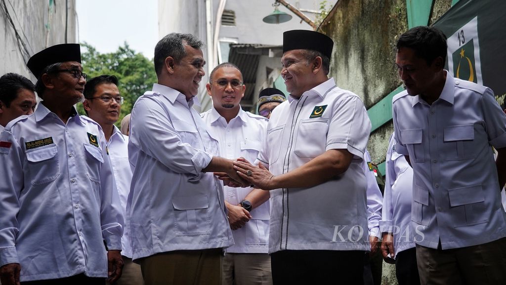Sekretaris Jenderal Partai Gerindra Ahmad Muzani (kedua dari kiri) disalami Sekretaris Jenderal Partai Bulan Bintang  Afriansyah Noor (kedua dari kanan) di  Jakarta, Senin (24/7/2023). 