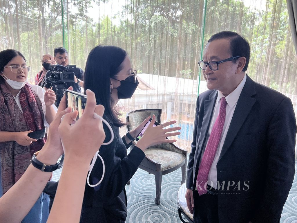 Tokoh oposisi senior Kamboja, Sam Rainsy, berbincang dengan jurnalis dalam kunjungannya ke Jakarta, Jumat (19/5/2023). Rainsy yang kini tinggal di pengasingan di Perancis kembali mendatangi sejumlah tokoh dan lembaga demokrasi di Indonesia untuk mendorong terciptanya demokrasi di negara asalnya.