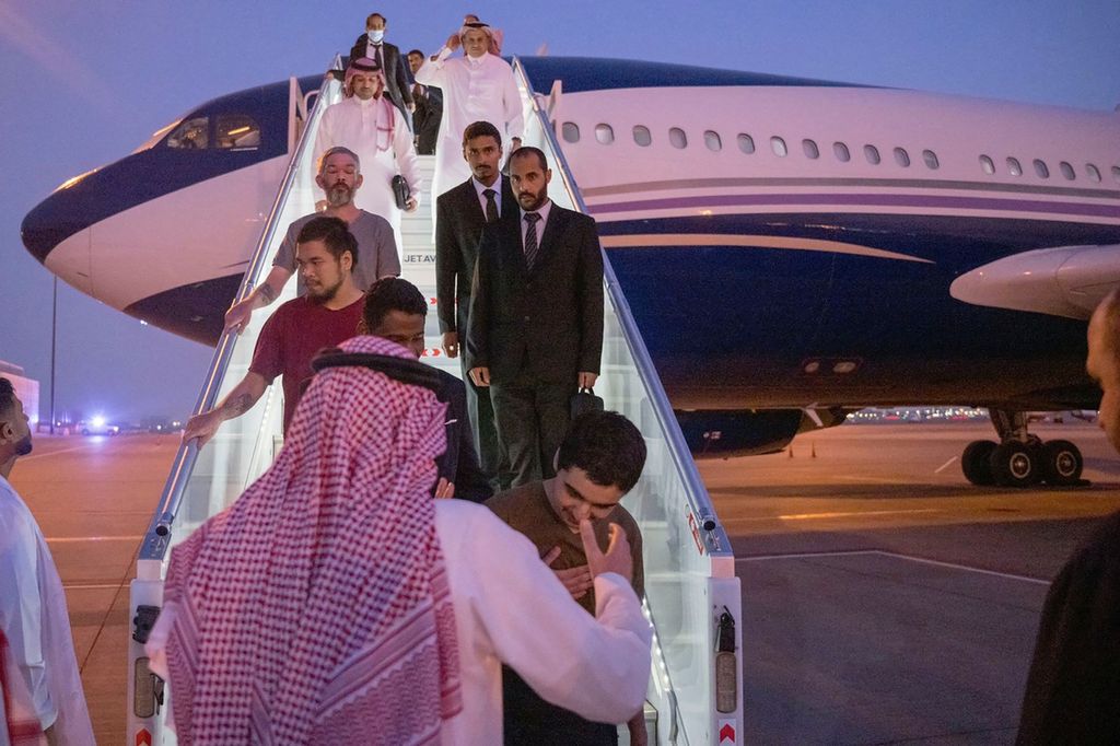 Dalam foto yang dirilis oleh Kantor Berita Arab Saudi, Saudi Press Agency (SPA) memperihatkan tawanan perang saat mereka tiba di Riyadh, Arab Saudi pada 21 September 2022 lalu. Mereka bagian dari misi pertukaran tawanan perang Rusia-Ukraina.