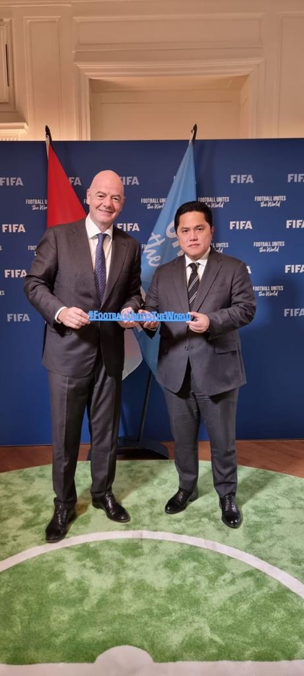 Presiden FIFA Gianni Infantino (kiri) berpose dengan Ketua Umum PSSI Erick Thohir seusai pertemuan Kamis (6/4/2023) di Paris, Perancis. Pertemuan itu membahas soal rencana transformasi sepak bola Indonesia dan putusan sanksi untuk PSSI.