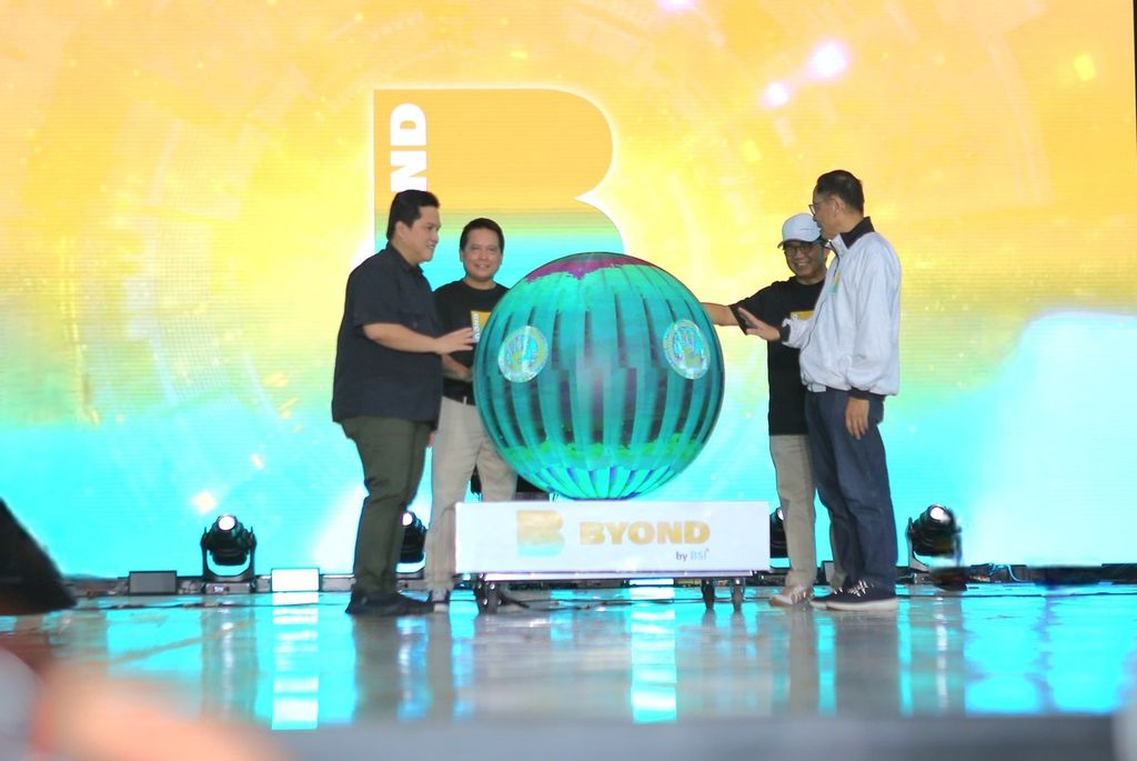 <i>Super-app</i> BYOND by BSI diluncurkan secara resmi oleh Menteri Badan Usaha Milik Negara Erick Thohir (paling kiri), Direktur Utama Bank Syariah Indonesia Hery Gunardi (kedua dari kiri), Komisaris Utama BSI Muliaman D Hadad (ketiga dari kiri), dan Kepala Eksekutif Pengawas Perbankan OJK Dian Ediana Rae (paling kanan) di Parkir Timur Senayan, Sabtu (9/11/2024).