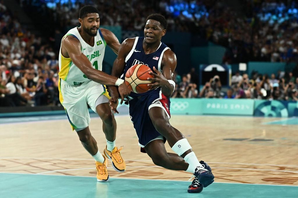 Pemain bintang tim basket Amerika Serikat, Anthony Edwards, tampil dalam laga perempat final Olimpiade Paris 2024 menghadapi Brasil pada Rabu (7/8/2024) dini hari WIB di Bercy Arena, Paris, Perancis. Amerika Serikat menang 122-87 pada laga ini.