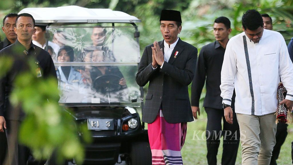 Didampingi menantunya, Bobby Afif Nasution, Presiden Joko Widodo tiba di Lapangan Astrid, Kebun Raya Bogor, Jawa Barat, untuk menunaikan shalat Idul Fitri 1439 Hijriah, Jumat (15/6/2018). 