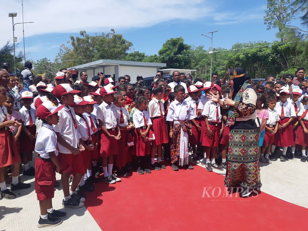 Menteri Sosial Tri Rismaharini berdialog dengan anak sekolah dasar di Desa Humusu Wini, Kecamatan Insana Utara, Kabupaten Timor Tengah Utara, Nusa Tenggara Timur, Sabtu (17/9/2022). Risma memotivasi mereka untuk terus belajar.