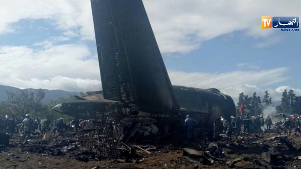 Puing-puing pesawat militer Aljazair, yang jatuh di dekat Bandar Udara Boufarik, sekitar 30 kilometer sebelah barat daya Algiers, Aljazair, Rabu (4/11/2018), dikerumuni para petugas evakuasi. Sebanyak 257 orang tewas dalam kecelakaan tersebut.