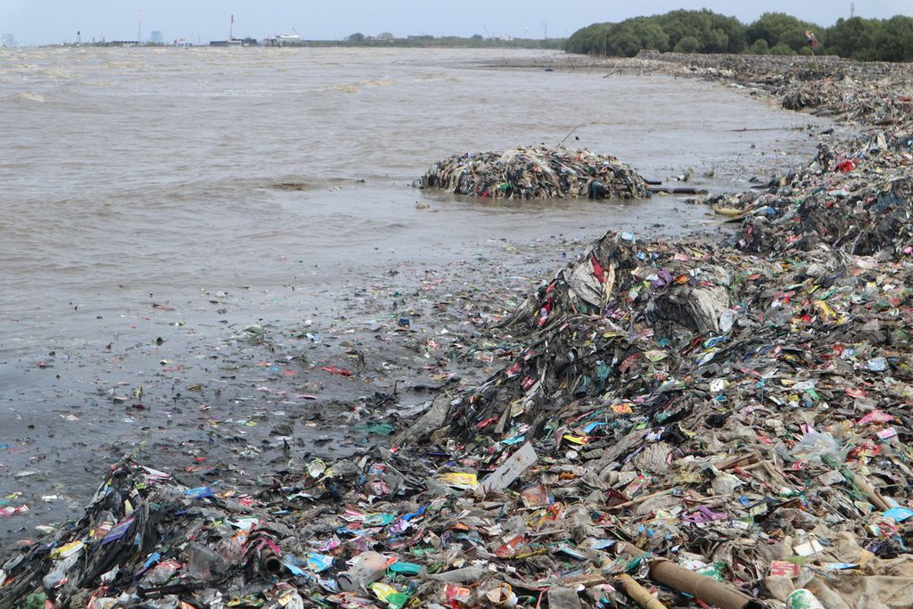 Sampah menumpuk di pesisir Pantai Kesenden, Kota Cirebon, Jawa Barat, Kamis (23/9/2021). Akibat sampah tersebut, nelayan harus menunggu air pasang laut hingga 4 jam untuk melintasi muara.