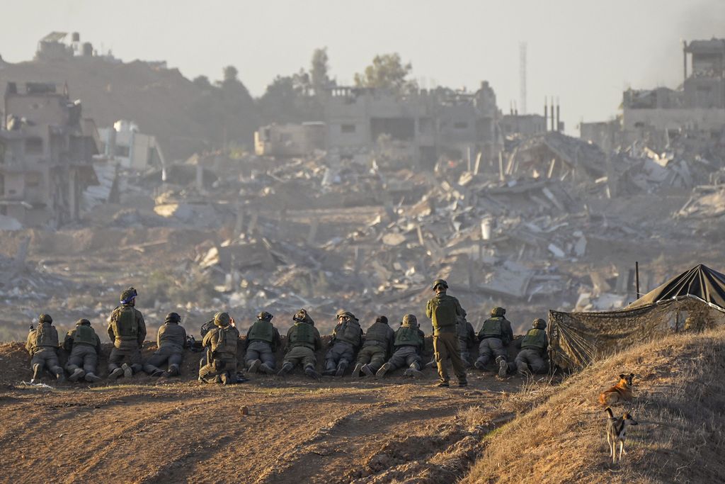 Tentara Israel mengambil posisi di dekat perbatasan Jalur Gaza, Israel selatan, Senin (11/12/2023). Mereka sedang memerangi kelompok Hamas di Gaza dalam perang yang dipicu oleh serangan ke Israel pada 7 Oktober 2023. 