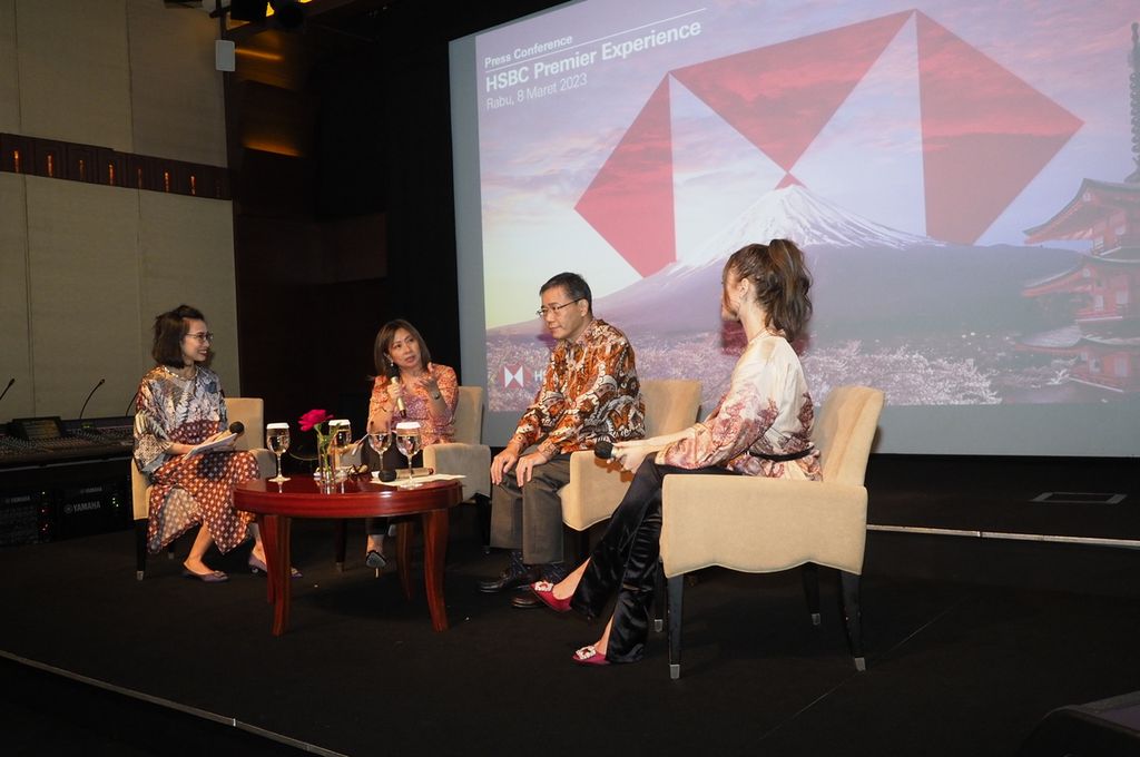 Lanny Hendra, Direktur Wealth dan Personal Banking HSBC, tengah menjelaskan tren meningkatnya keinginan wisata pascapandemi, Rabu (8/3/2023), dalam peluncuran HSBC-ANA Travel Fair 2023.