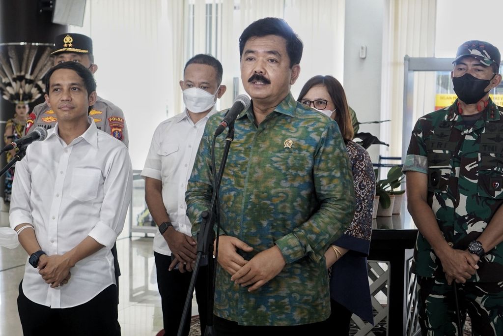 Menteri Agraria dan Tata Ruang/Kepala Badan Pertanahan Nasional Hadi Tjahjanto memberikan keterangan pers di Kota Balikpapan, Kalimantan Timur, Rabu (14/9/2022), setelah melakukan kunjungan ke Titik Nol IKN. 