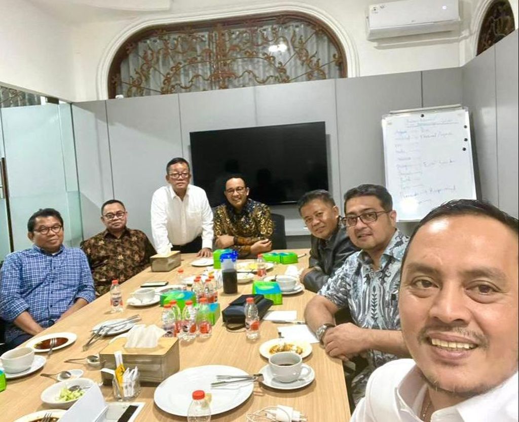 Suasana saat bakal calon presiden dari Koalisi Perubahan untuk Persatuan, Anies Rasyid Baswedan, mengumpulkan Tim 8 untuk membahas strategi pemenangan Pilpres 2024 di Sekretariat Perubahan, Jakarta, Selasa (20/6/2023).