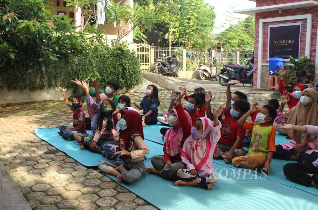 Sejumlah anak mendengarkan dongeng yang diceritakan oleh pendongeng dari Kampung Dongeng Indonesia di Ciputat, Tangerang Selatan, Banten, pada Hari Dongeng Sedunia, Minggu (20/3/2022). 