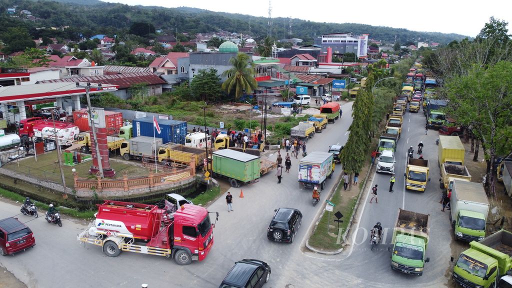 Ratusan sopir truk di Kendari, Sulawesi Tenggara, melakukan aksi protes terkait dugaan permainan solar subsidi di SPBU, Senin (1/8/2022). Mereka kesulitan untuk membeli solar karena adanya dugaan penimbunan hingga pungutan liar.