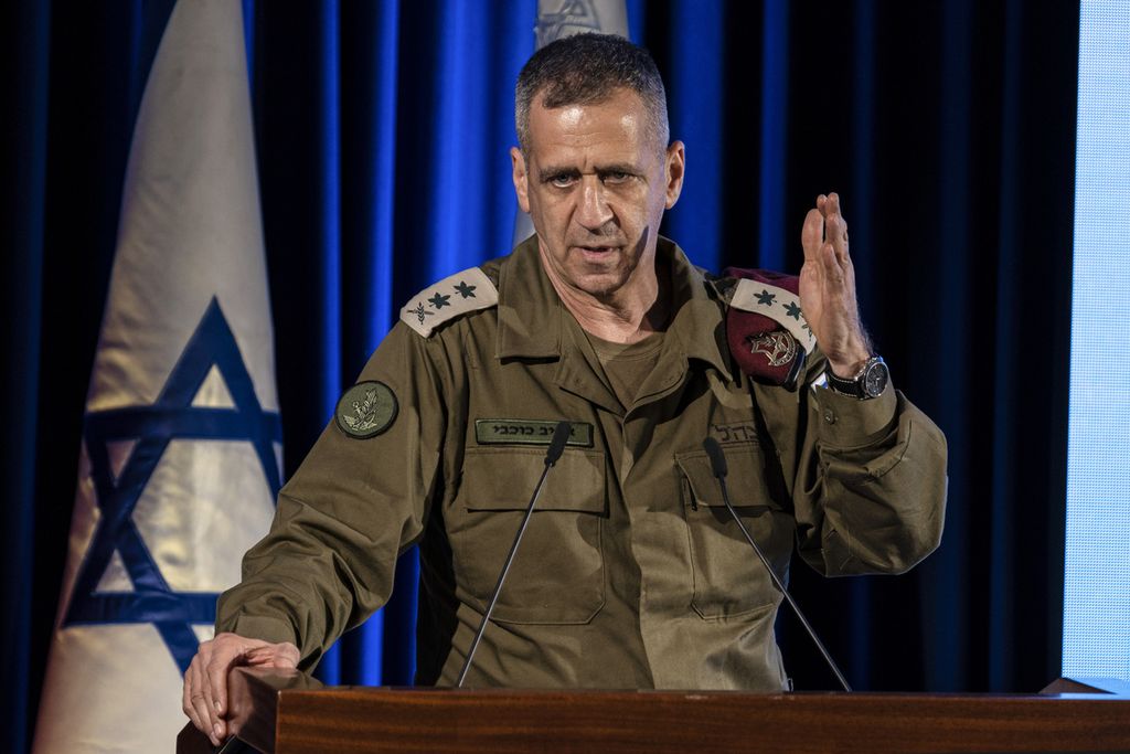 Kepala Staf Angkatan Bersenjata Israel (IDF) Aviv Kochavi berpidato dalam upacara penyalaan lilin bersama tentara Israel pada hari libur Yahudi, Hanukkah, di Jerusalem, 29 November 2021. 