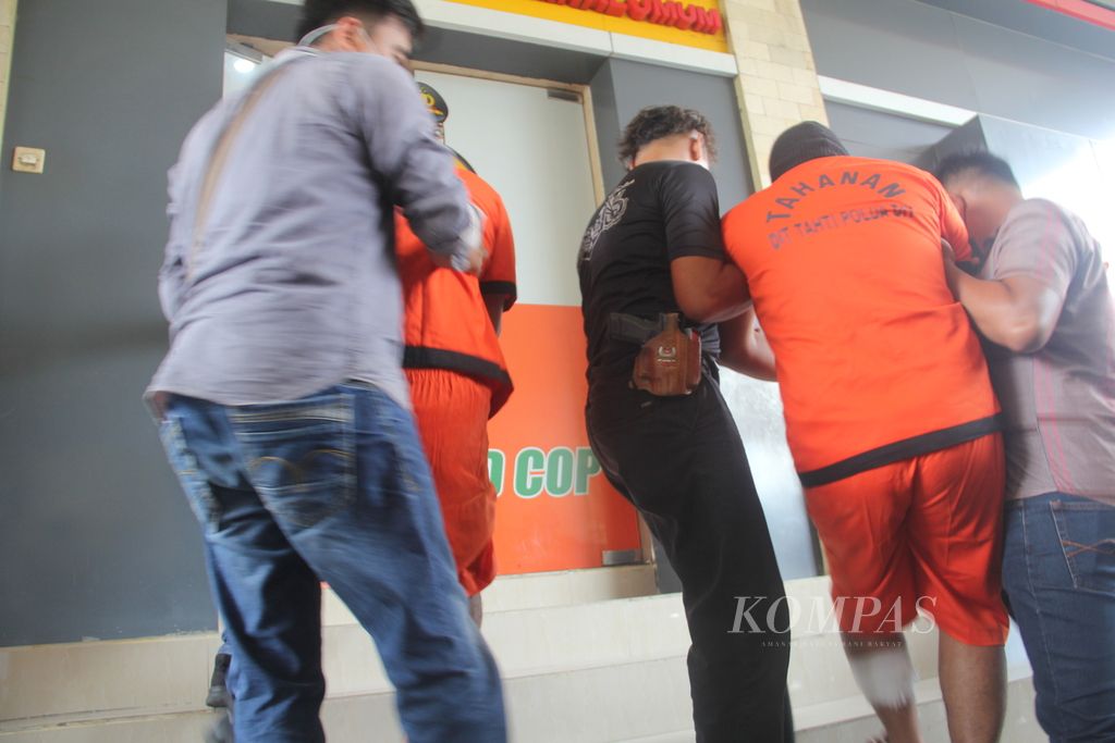 Polisi membawa dua pelaku pencurian di rumah jaksa Komisi Pemberantasan Korupsi (KPK), Selasa (3/1/2023), di Markas Polda DIY.
