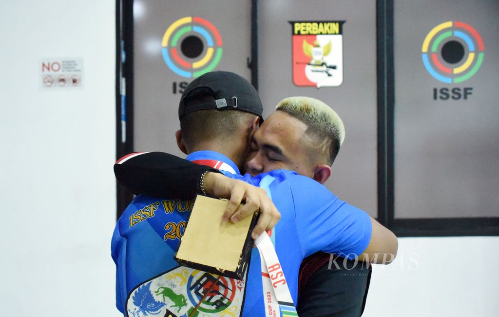 Afif Izzuddin (kanan) mendapatkan pelukkan hangat dari teman seperjuangannya di pelatnas menembak usai meraih emas nomor pertandingan tim campuran senapan angin 10 meter Piala Asia Senapan dan Pistol 2023 di Lapangan Tembak Senayan, Jakarta, Minggu (5/3/2023). 