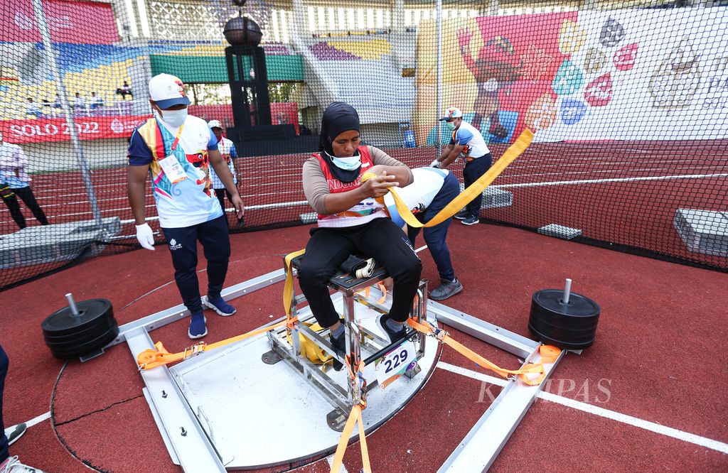 Atlet atletik lempar cakram paralimpiade Indonesia Eka Rosa Hybrida bersiap untuk melakukan lemparan dalam final lempar cakram putri ASEAN Para Games 2022 di Stadion Manahan Surakarta, Jawa Tengah, Senin (1/8/2022).