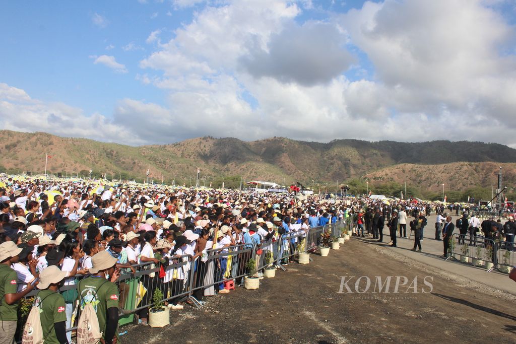 Penyambutan Paus Fransiskus di Lapangan Tasitolu, Dili, Timor Leste, Selasa (10/9/2024). Ratusan ribu orang hadir dalam misa akbar yang dipimpin Paus Fransiskus.