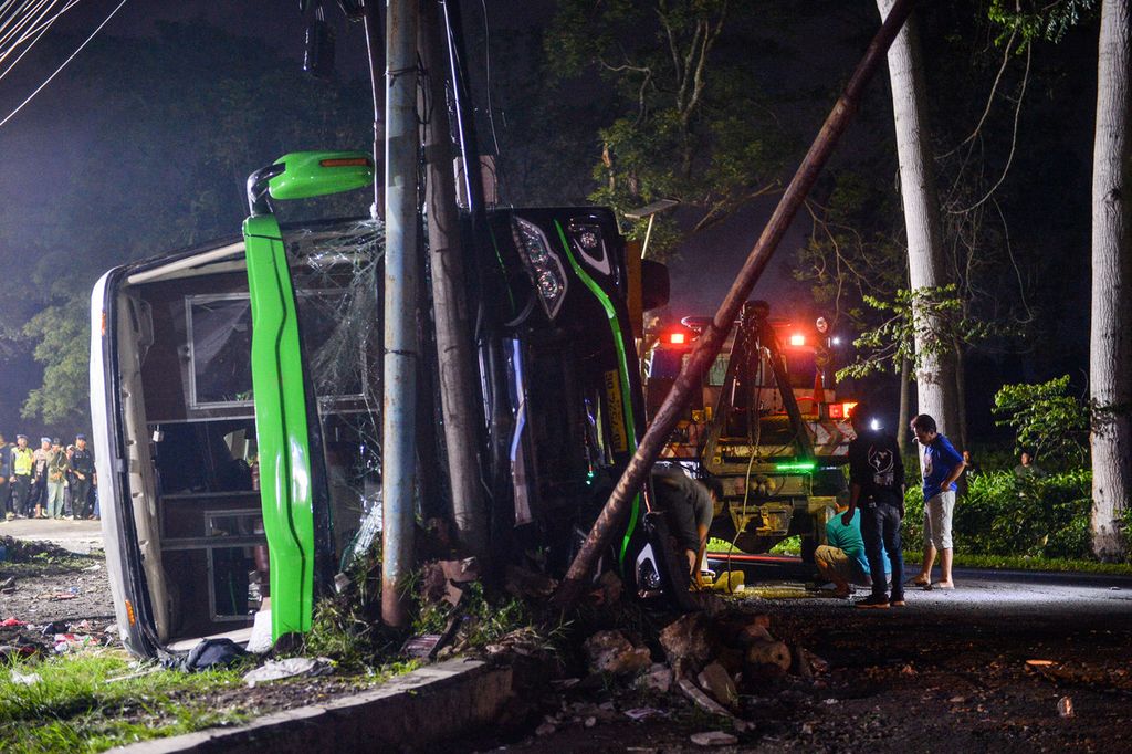 Mobil derek berusaha mengevakuasi bus yang terlibat kecelakaan di Desa Palasari, Kecamatan Ciater, Kabupaten Subang, Jawa Barat, Sabtu (11/5/2024).