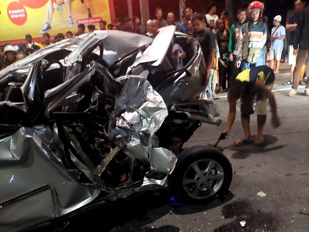 Kondisi mobil yang terlibat dalam kecelakaan di <i>exit</i> tol Bawen di Kabupaten Semarang, Jawa Tengah, Sabtu (23/9/2023) malam. Dalam peristiwa itu, truk yang diduga mengalami rem blong menabrak sejumlah mobil dan sepeda motor.