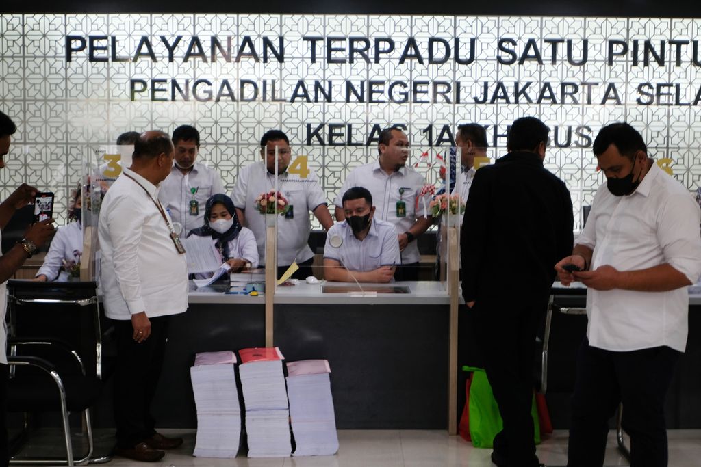 Petugas Pelayanan Terpadu Satu Pintu (PTSP) Pengadilan Negeri Jakarta Selatan menerima berkas perkara terkait pembunuhan Brigadir Yosua atau Brigadir J di Kompleks Pengadilan Negeri Jakarta Selatan, Senin (10/10/2022). 