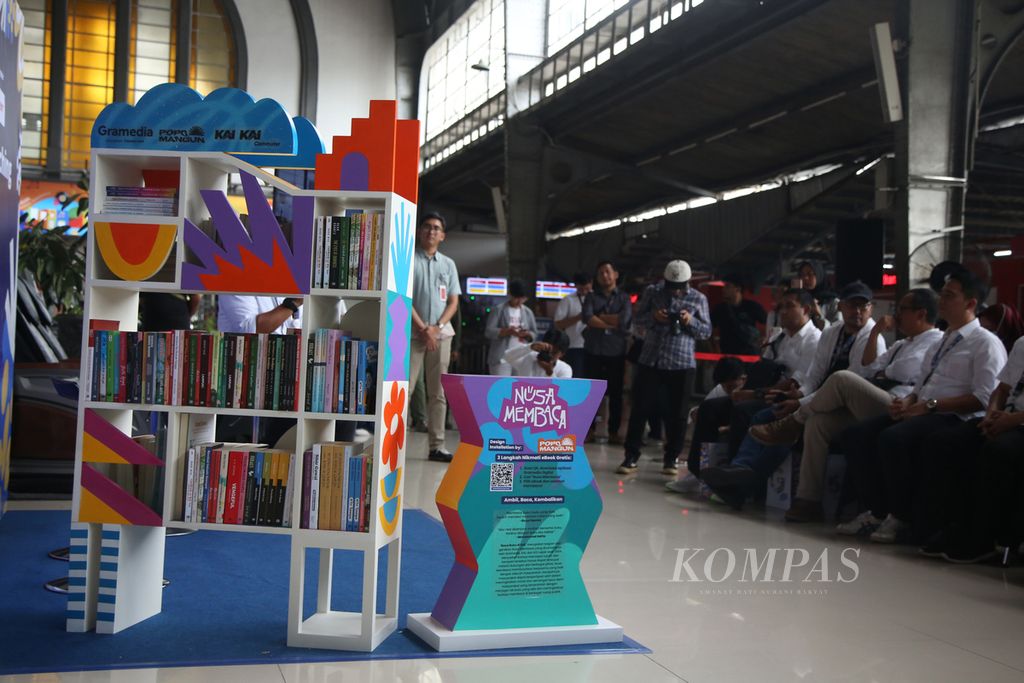 Deretan buku-buku yang bisa dibaca secara gratis oleh para pengguna KRL saat peluncuran program Baca Buku di KRL, di Stasiun Kota, Jakarta, Jumat (23/2/2024). Program hasil kolaborasi antara KAI Commuter, Gramedia, dan Popo Mangun ini akan menyediakan 600 buku dan 500 <i>e-book</i> di gerai buku Stasiun Kota dan Stasiun Bogor, yang bisa dibaca gratis oleh para pengguna KRL.